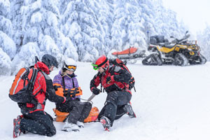 Rettungsmannschaft birgt verletzten Skifahrer
