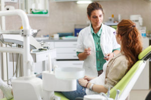 Zahnärztin und Patientin in einer Zahnarztpraxis