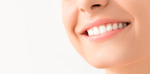 Lächelnde Person zeigt weiße Zähne