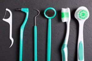 Verschiedene Zahnpflege-Hilfen