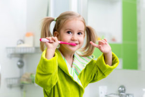 Kleines Mädchen putzt Zähne